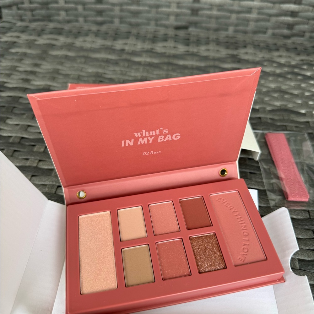 I'm Meme 3 in 1 Rose Multi Palette-What's In My Bag-Eye Sdw, Blush, Highlighter
